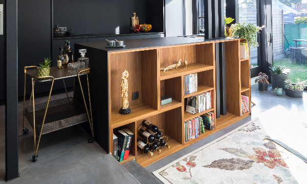 Piot keuken en boekkenkast uit zwarte Fenix en notelaar fineer