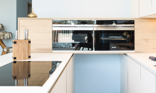 Piot keuken met witte Fenix en eiken fineer deuren. Siemens ovens en kookplaat.