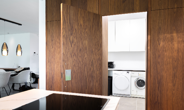 Piot ingewerkte fineer deur notelaar