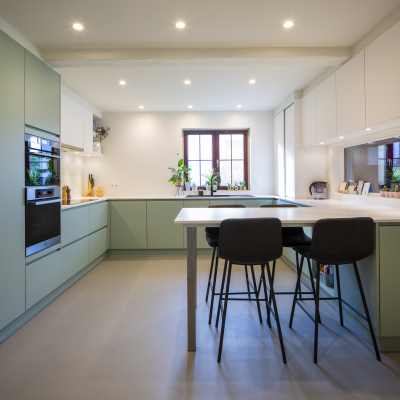Piot keuken met witte en industrial green deuren van Unilin